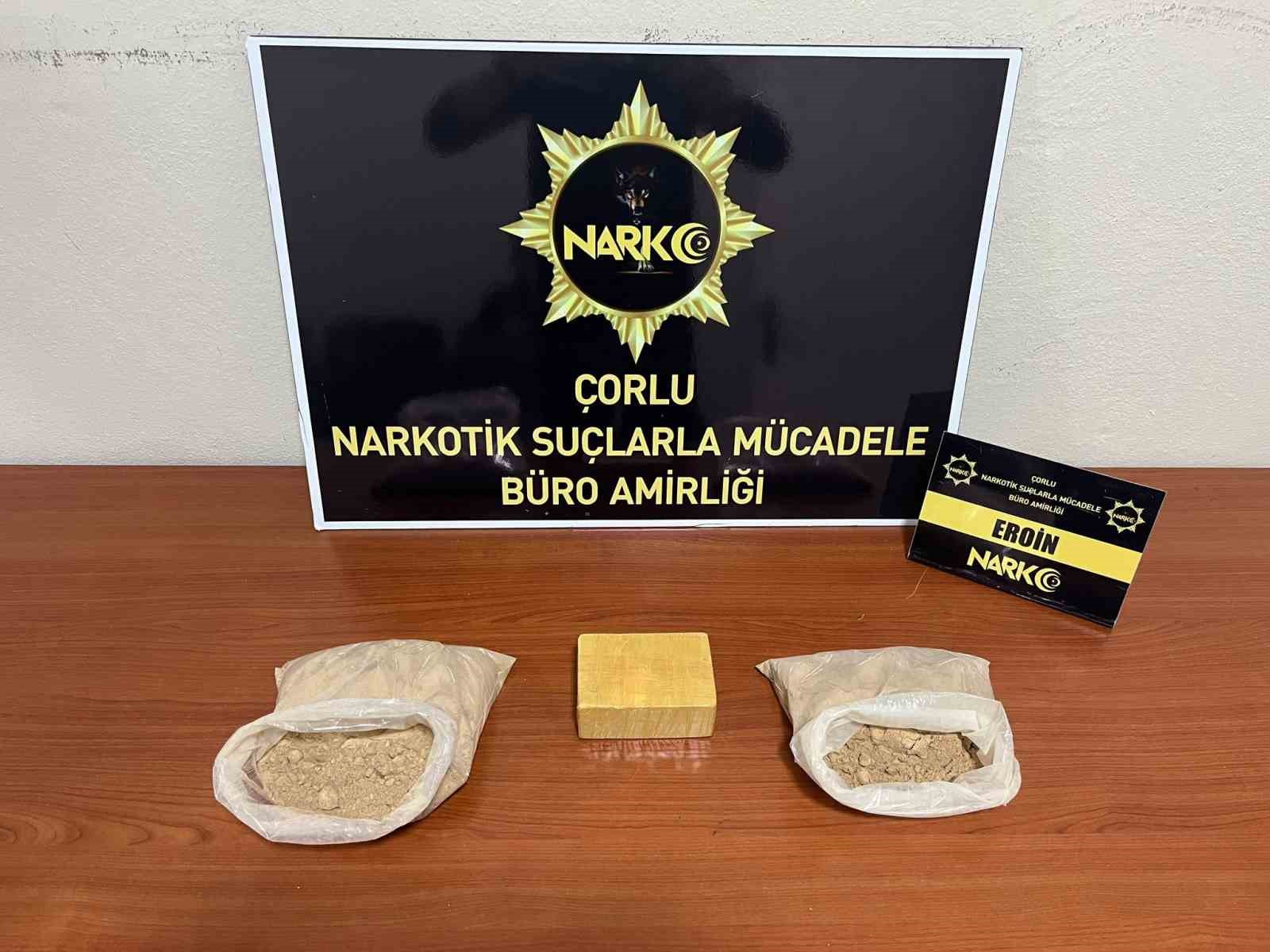 Poşet poşet uyuşturucu, demet demet para ele ge&ccedil;irildi
