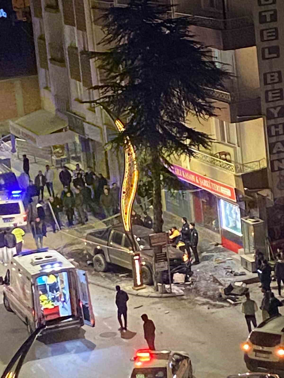 Alkoll&uuml; s&uuml;r&uuml;c&uuml; kontrol&uuml; kaybetti, ara&ccedil;ları bi&ccedil;ip mermer saksıya &ccedil;arptı: 5 yaralı
