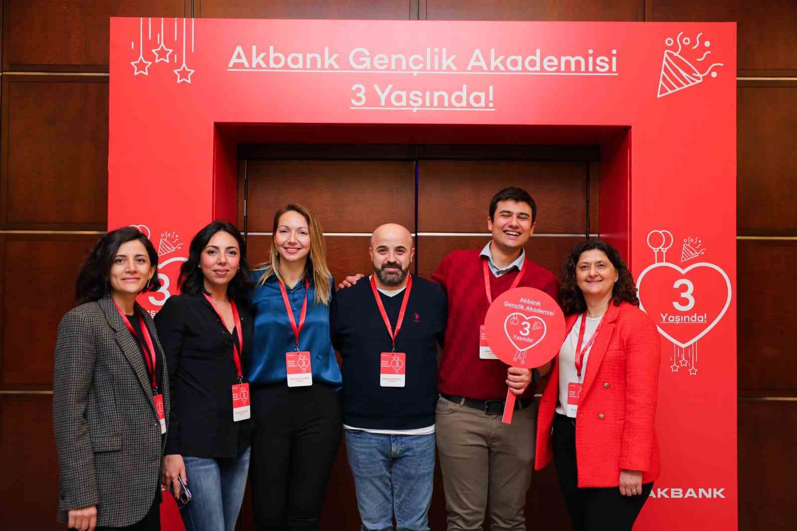 Akbank Gen&ccedil;lik Akademisi, geleceği gen&ccedil;lerle d&ouml;n&uuml;şt&uuml;rmeye devam ediyor
