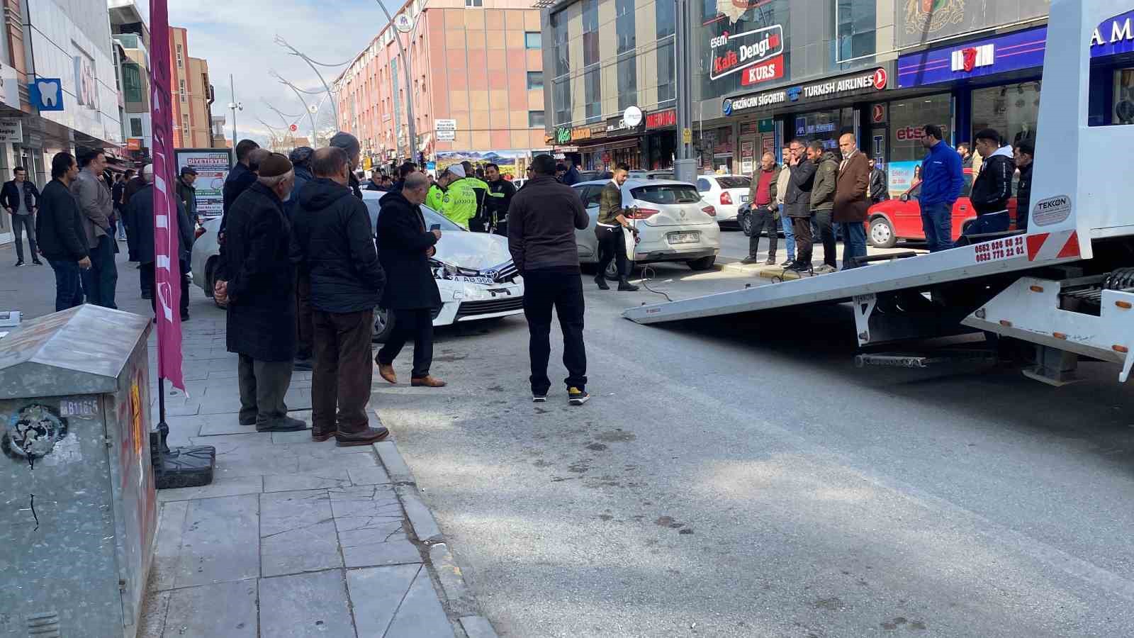 Erzincan&rsquo;da 8 ara&ccedil;lı zincirleme kazada 1 kişi yaralandı

