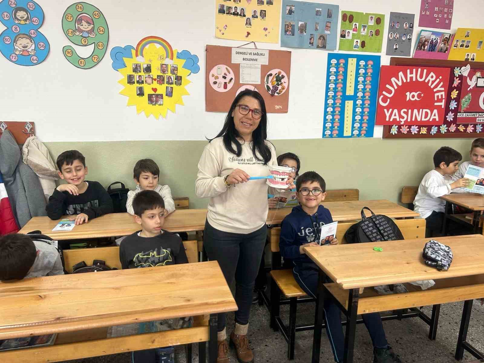 Eceabat’ta öğrencilere koruyucu ağız ve diş sağlığı eğitimi verildi