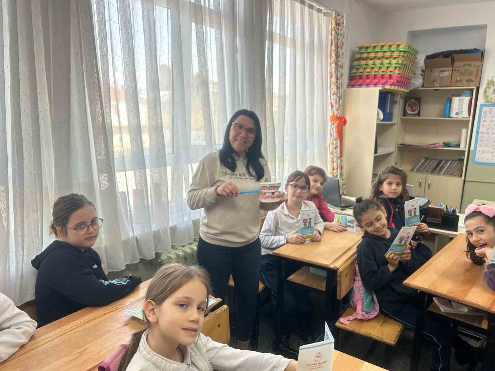 Eceabat&rsquo;ta &ouml;ğrencilere koruyucu ağız ve diş sağlığı eğitimi verildi
