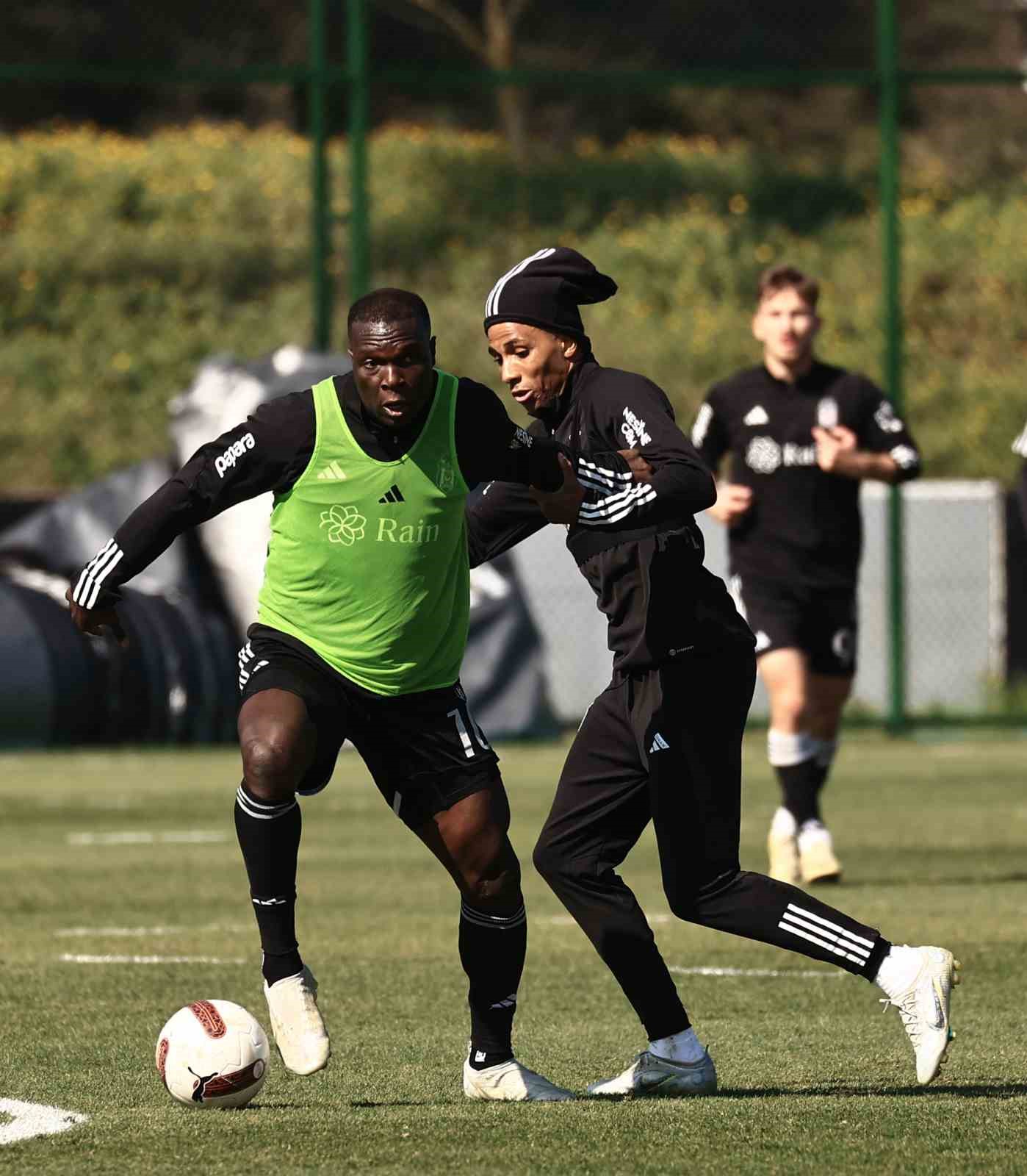 Beşiktaş, İstanbulspor ma&ccedil;ı hazırlıklarını s&uuml;rd&uuml;rd&uuml;
