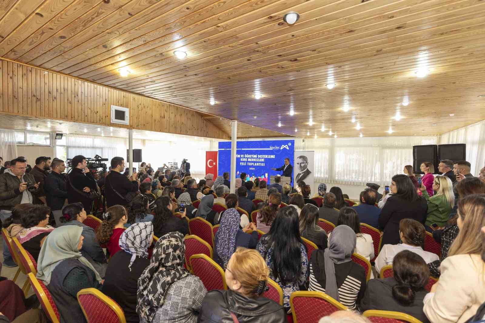 Başkan Seçer, Aydıncık’taki kurs merkezinde eğitim gören öğrencilerin aileleriyle bir araya geldi