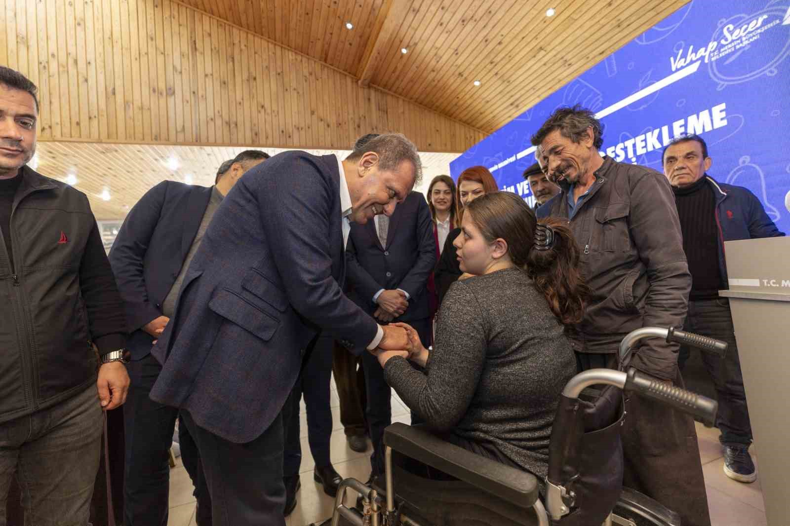 Başkan Seçer, Aydıncık’taki kurs merkezinde eğitim gören öğrencilerin aileleriyle bir araya geldi
