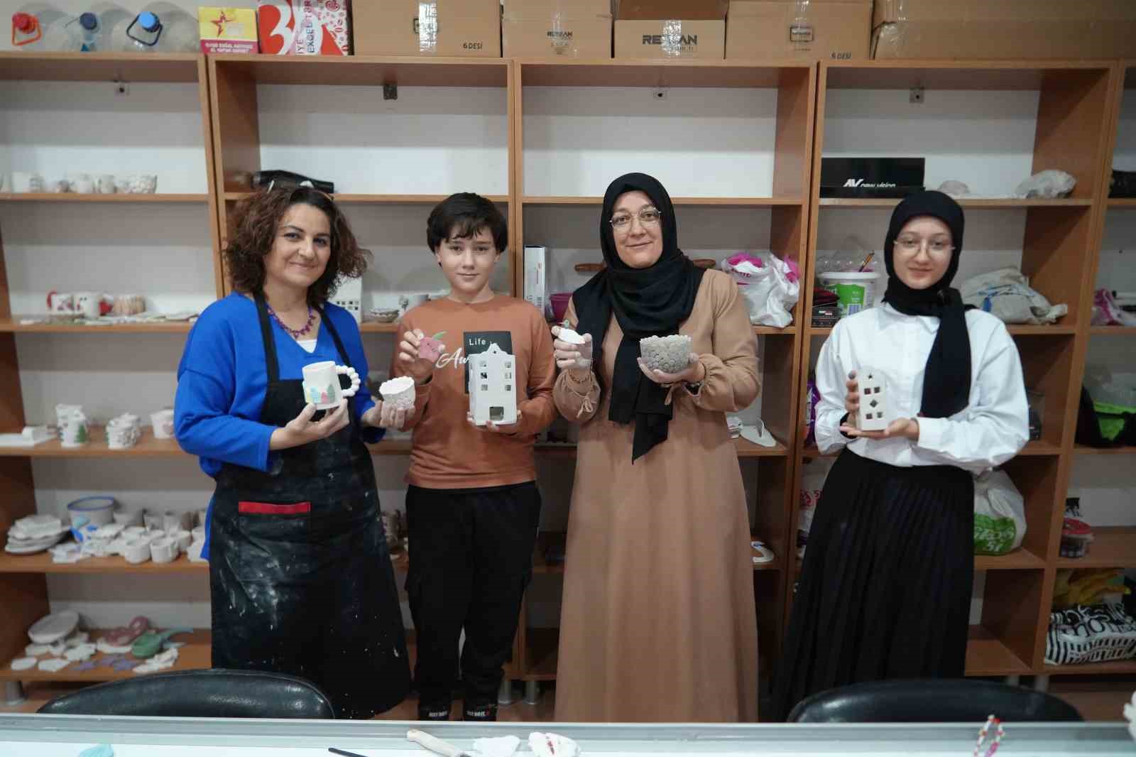 A&ccedil;ılan kurs sayesinde toprağa şekil vererek &uuml;r&uuml;ne d&ouml;n&uuml;şt&uuml;r&uuml;yorlar
