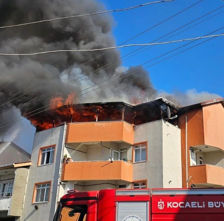 Binanın çatı katında çıkan yangın mahalleliyi sokağa döktü 