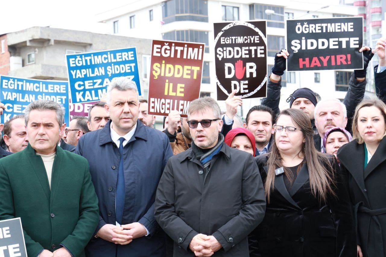 Eğitimciler, okul çıkışı darp edilen müdür için toplandı