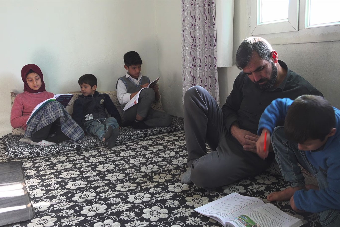 9 &ccedil;ocuk okutan baba, ekmeğini taştan &ccedil;ıkartıyor
