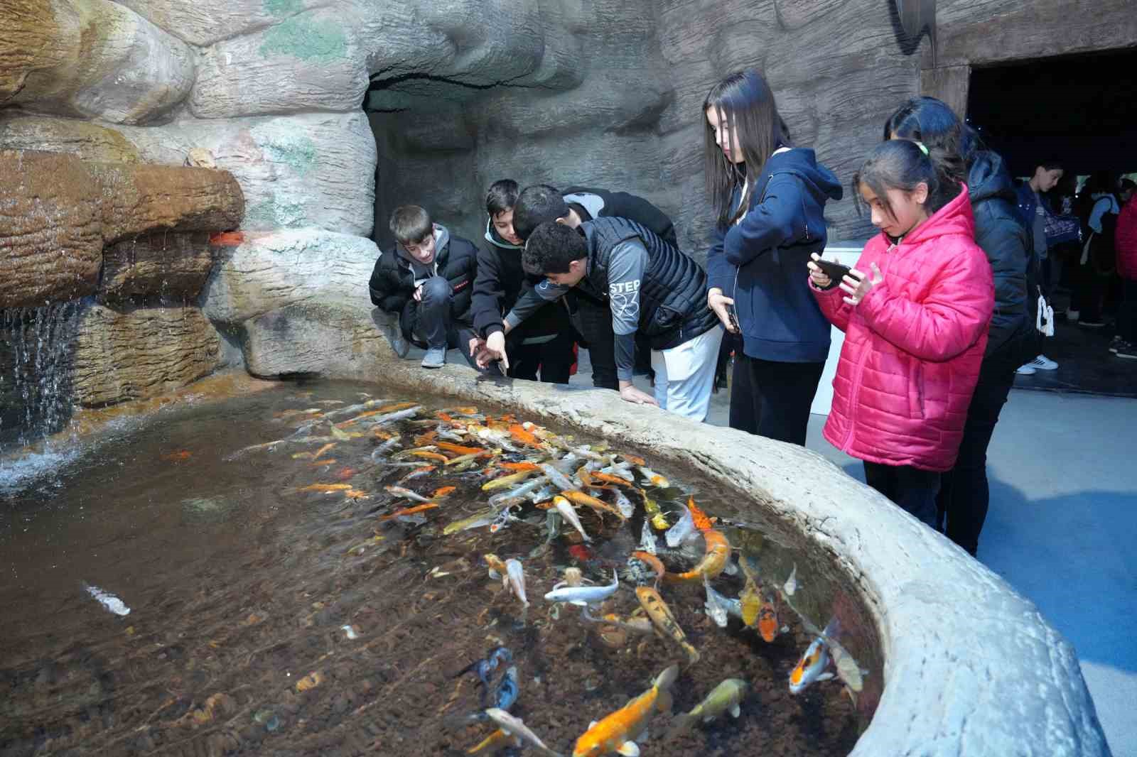 Gölbaşı Belediyesi öğrencileri akvaryuma götürdü
