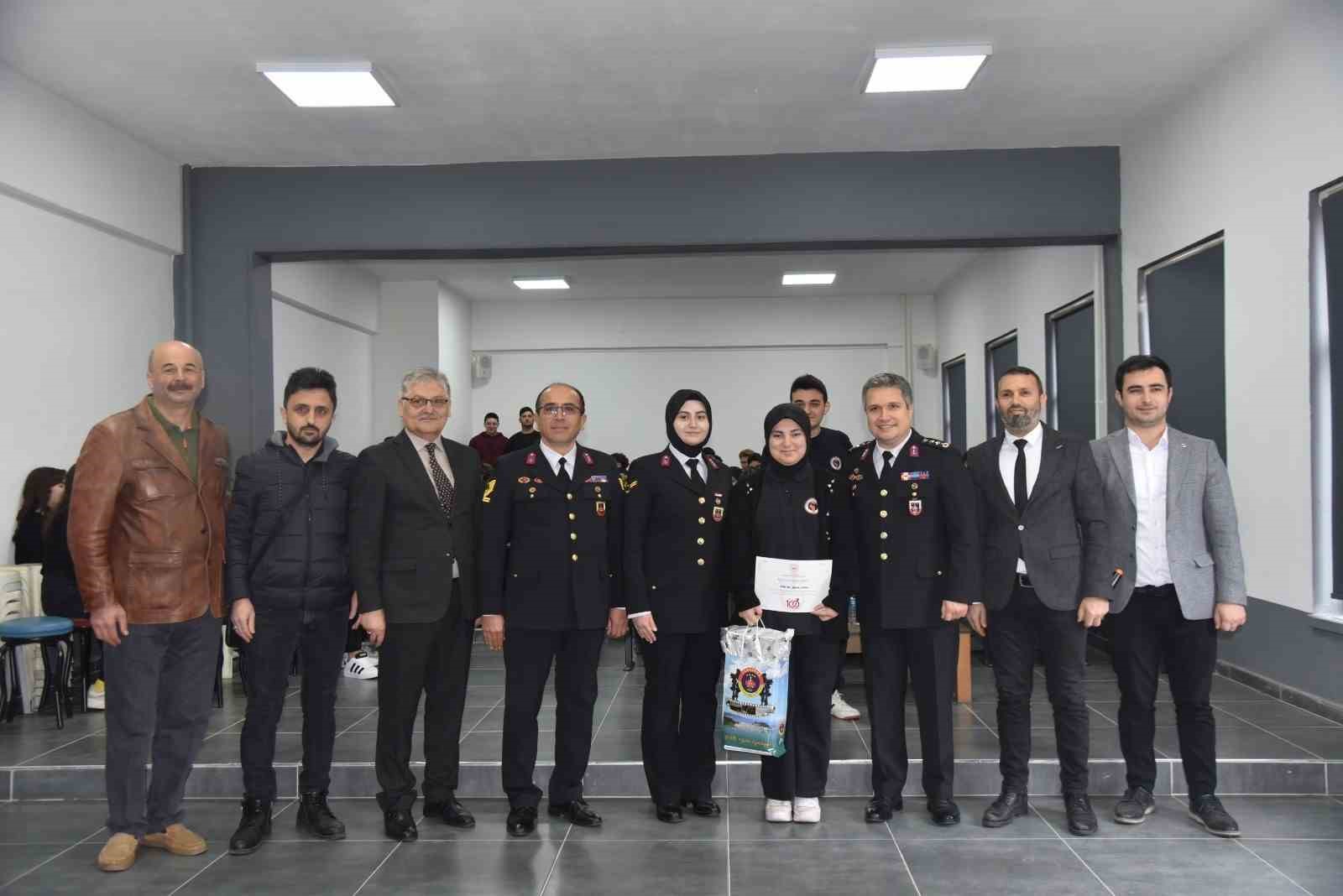 Giresun’da Merve Esma Aydın, Jandarma Genel Komutanlığı resim yarışmasında il birincisi oldu
