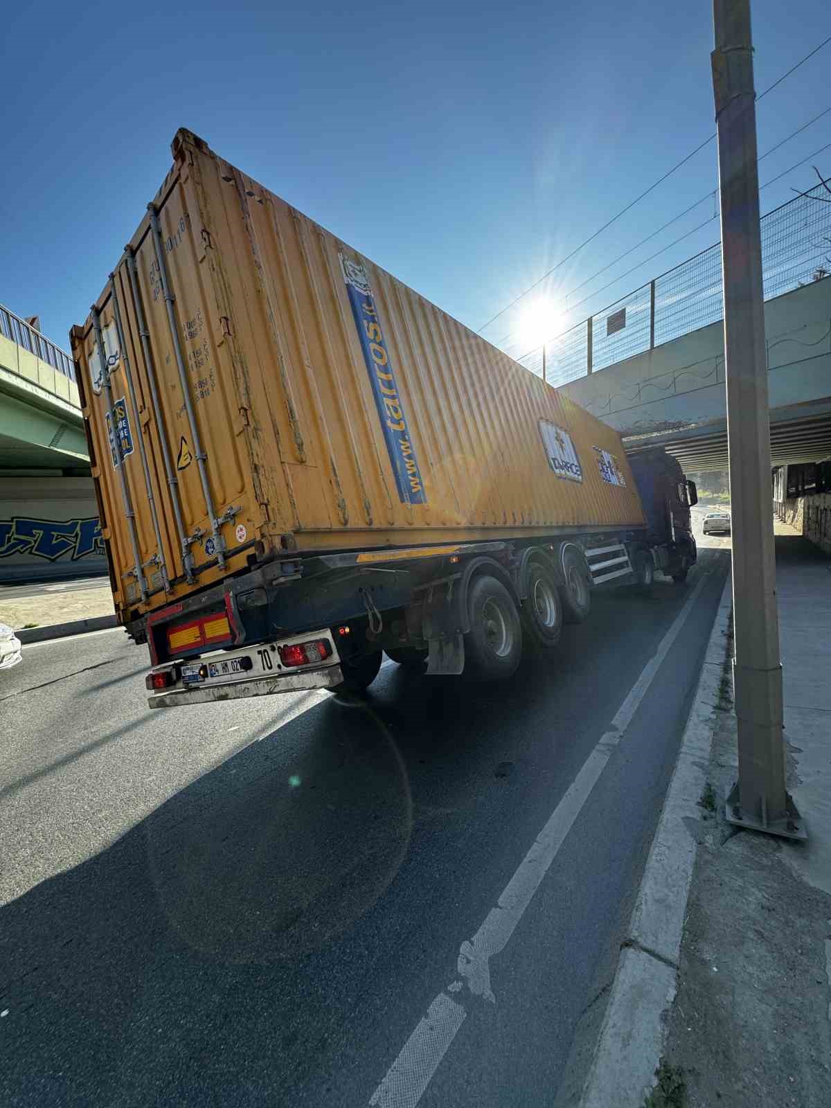 Bakırk&ouml;y&rsquo;de tırın dorsesi &uuml;st ge&ccedil;ide takıldı: 3 ara&ccedil; kaza yaptı
