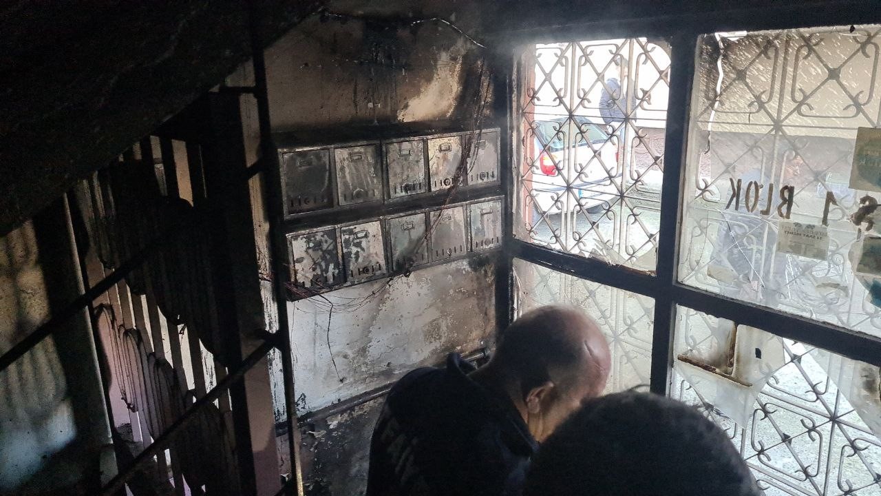 Merdiven boşluğunda &ccedil;ıkan yangın korkuttu
