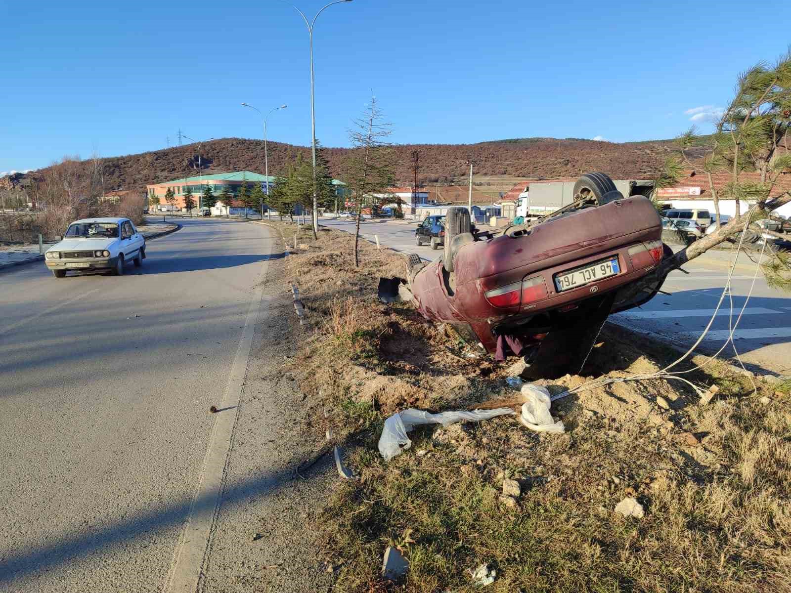 K&uuml;tahya&rsquo;da otomobil takla attı: 2 yaralı
