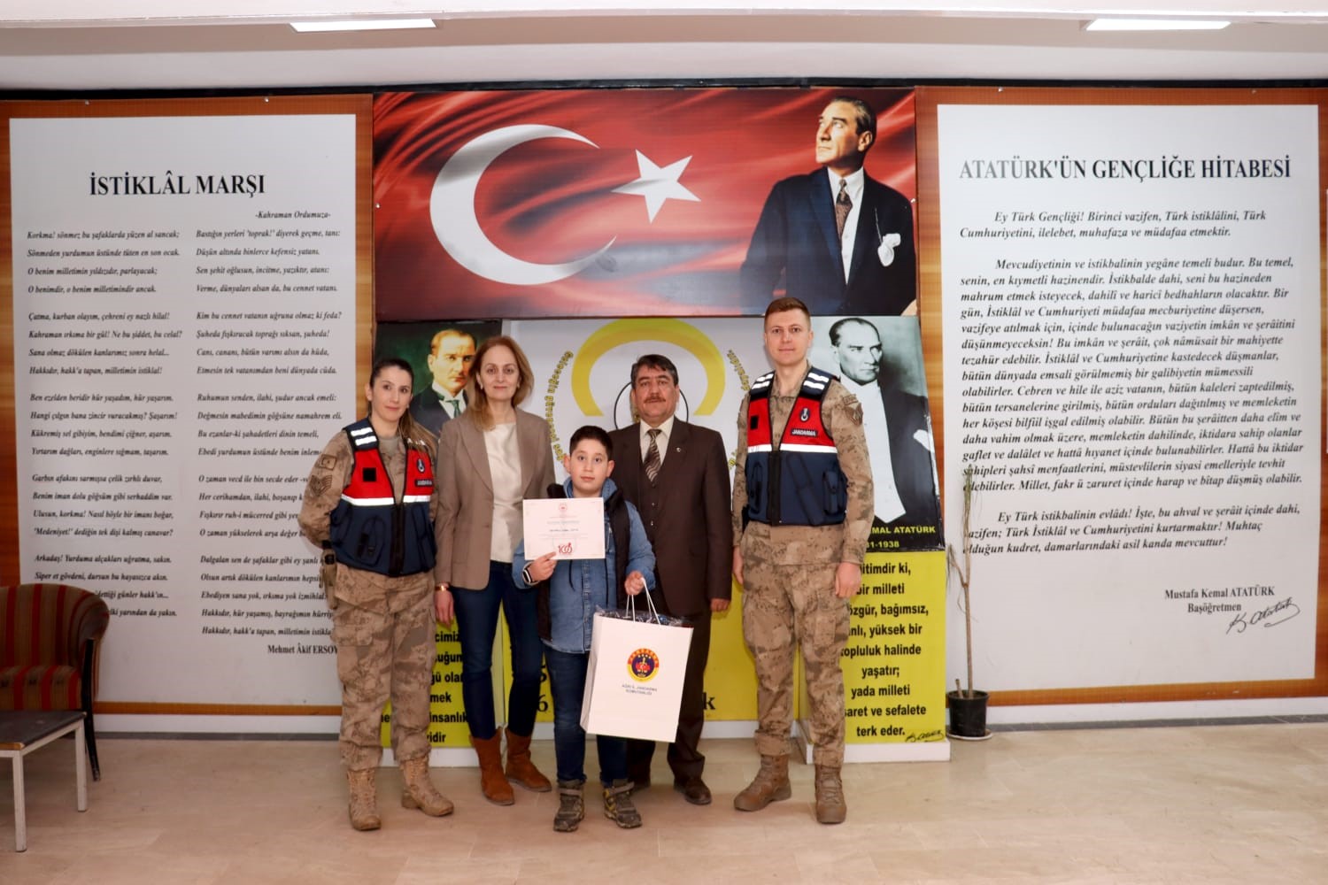 Ağrı&rsquo;da resim yarışmasında dereceye giren &ouml;ğrencilere &ouml;d&uuml;lleri verildi
