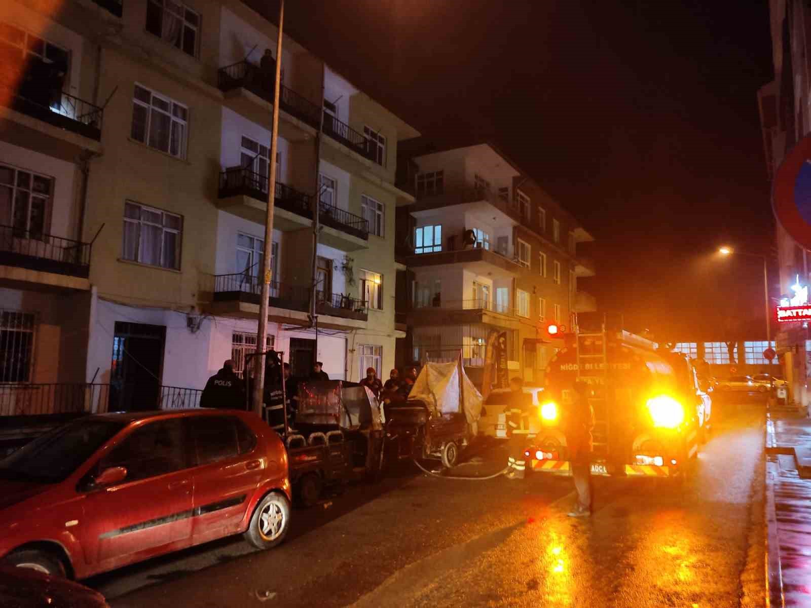 Niğde’de çıkan yangında 9 kişi dumandan etkilendi