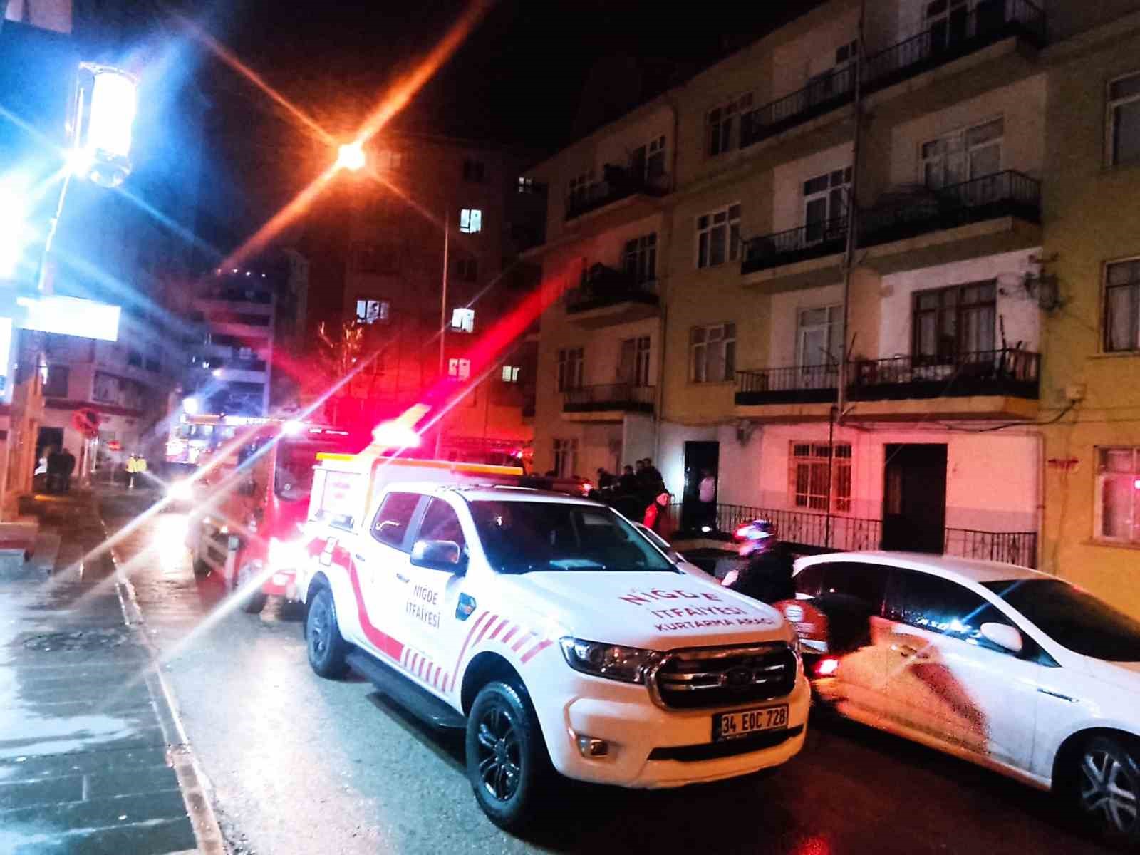 Niğde&rsquo;de &ccedil;ıkan yangında 9 kişi dumandan etkilendi
