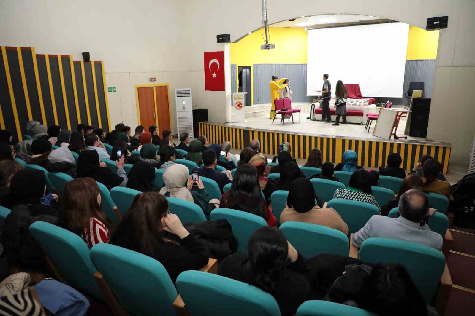 Ağrı’da "Paydos" isimli tiyatro oyunu büyük ilgi gördü
