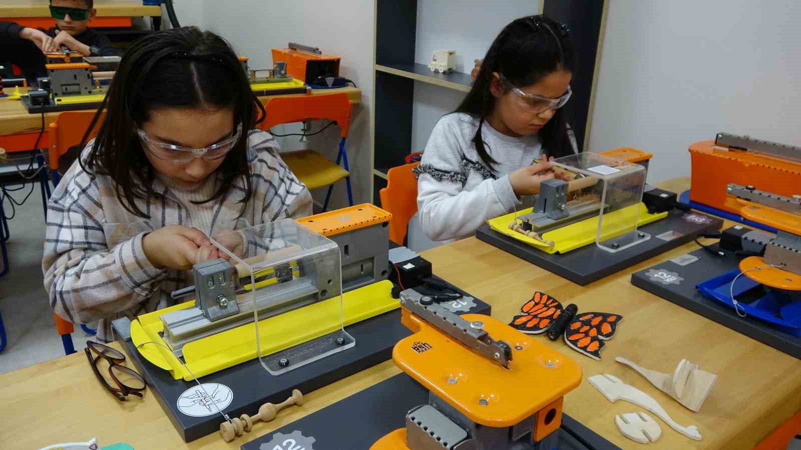 K&ouml;y okulundaki &ouml;ğrenciler i&ccedil;in ahşaptan oyuncak &uuml;retiyorlar
