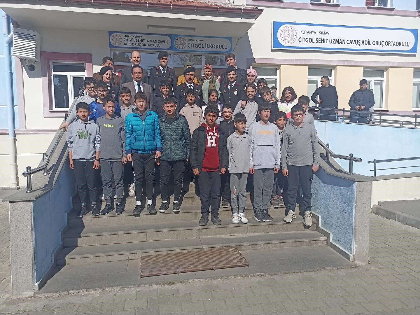 K&uuml;tahya İl Jandarma Komutanı Kırba&ccedil;&rsquo;tan, resim yarışması il birincisi &ouml;ğrenciye &ouml;d&uuml;l
