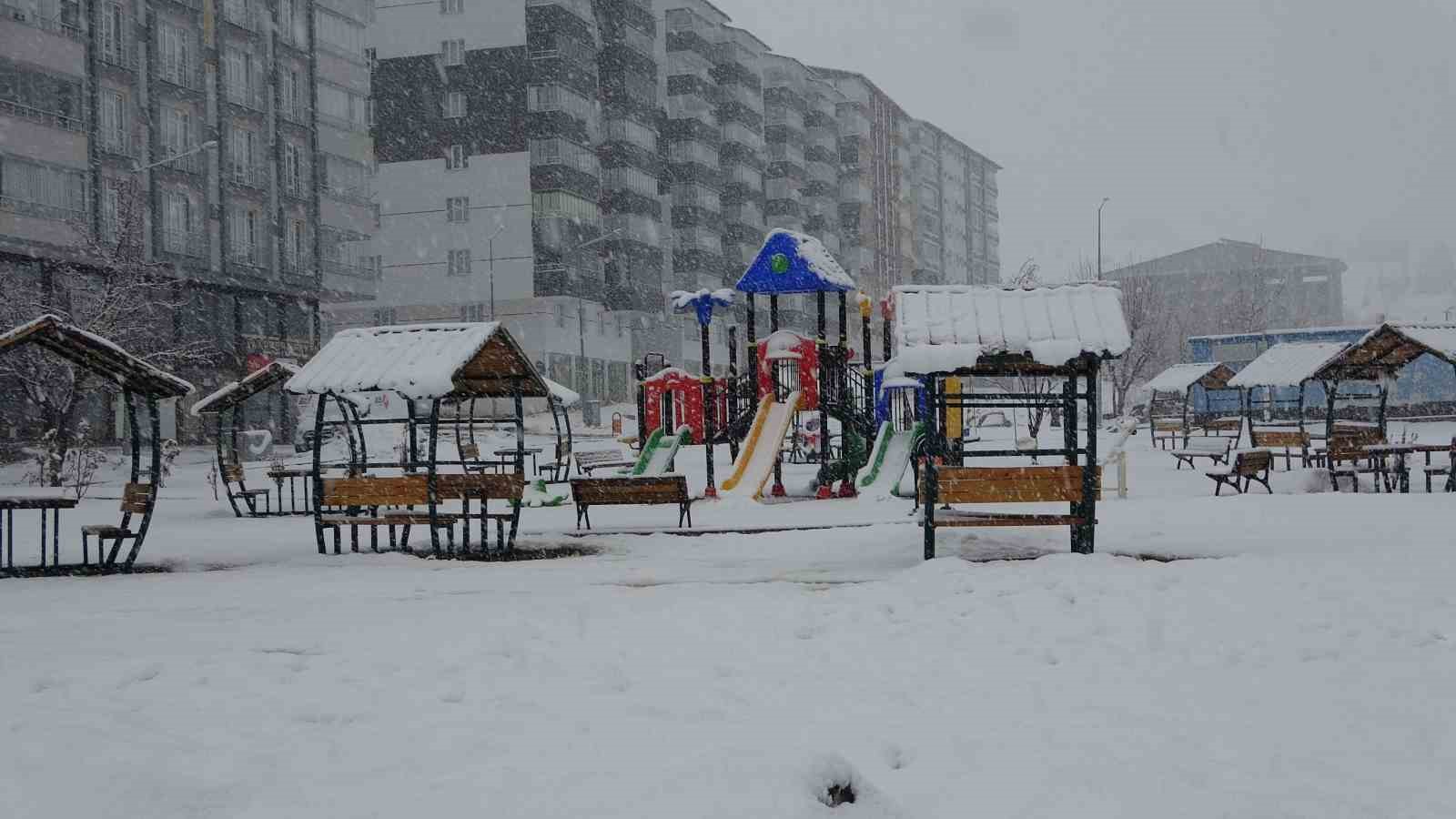 Bitlis&rsquo;te kar yağışı: 33 yol ulaşıma kapandı
