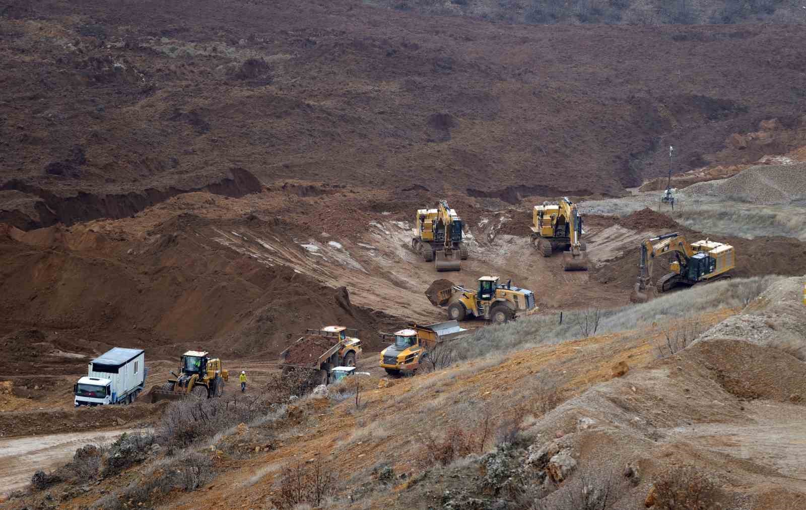 Bakan Bayraktar: “Heyelan riski olan toprak kütlesine müdahale çalışmalarımız hızla devam ediyor”