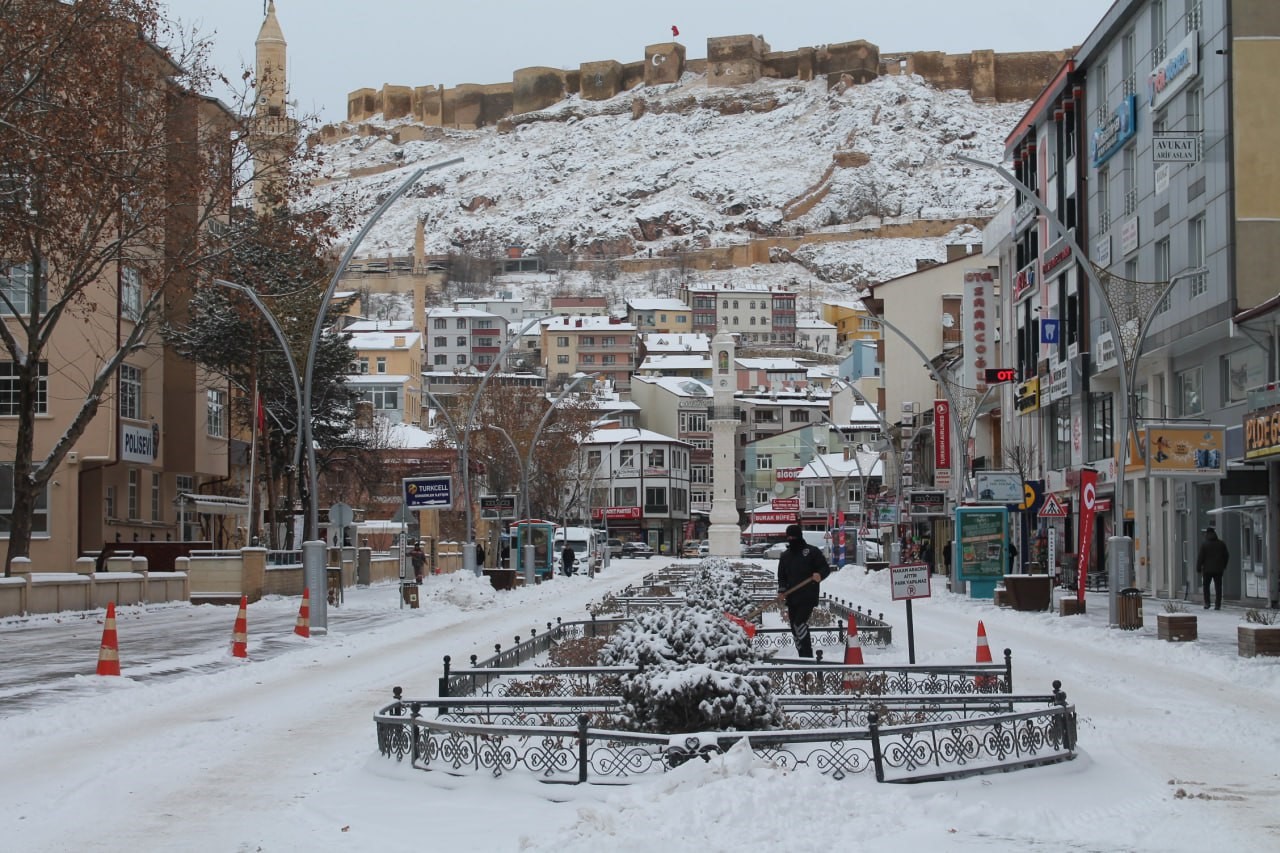 Bayburt’ta kar yüzünü yeniden gösterdi