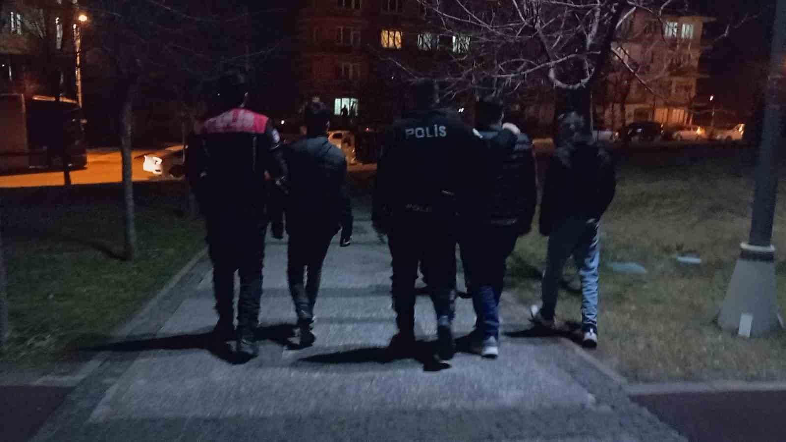 Sosyal medyadan tartışan &ccedil;ocuklar kavga etti: 2 yaralı
