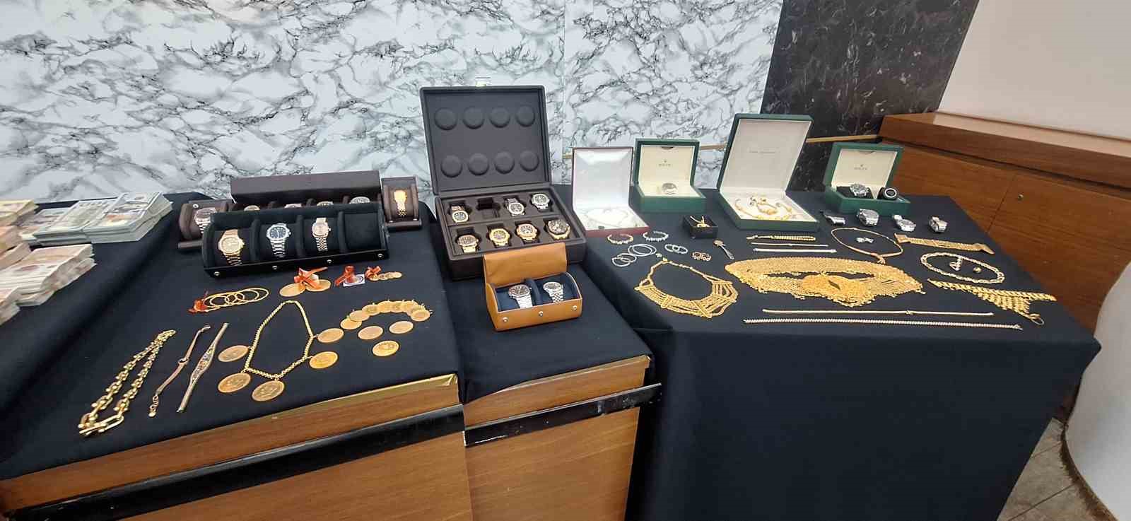 ’Türk Escobar’ lakaplı Urfi Çetinkaya’nın suç örgütüne düzenlenen operasyonda ele geçirilenler emniyette sergilendi