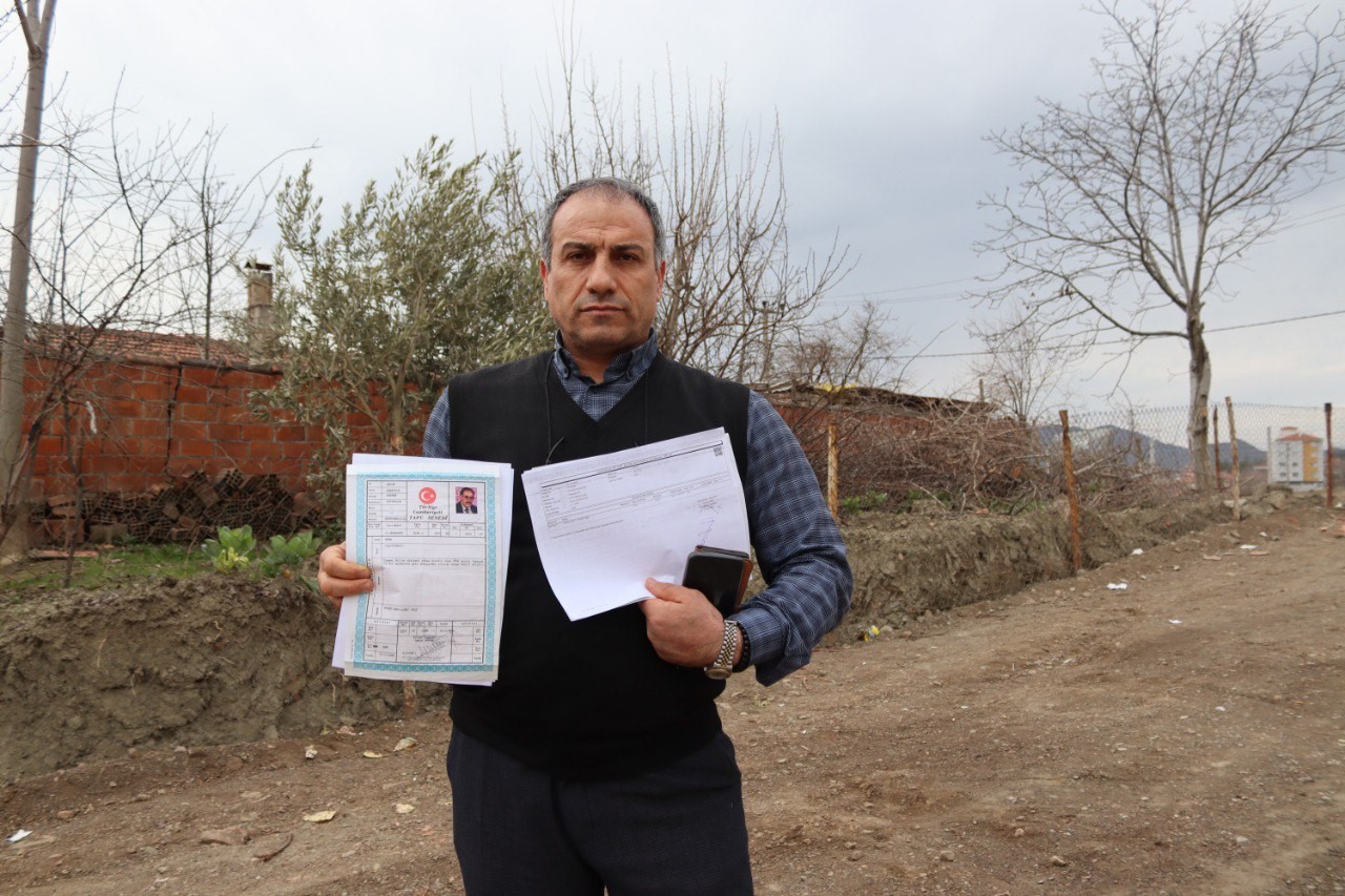 Belediye başkanına kızdı "tapulu arazim" diyerek yolu mühendislere işaretlettirdi