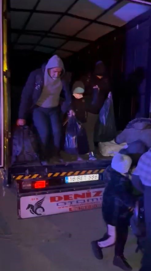 Umuda yolculuk kamyon kasasında son buldu
