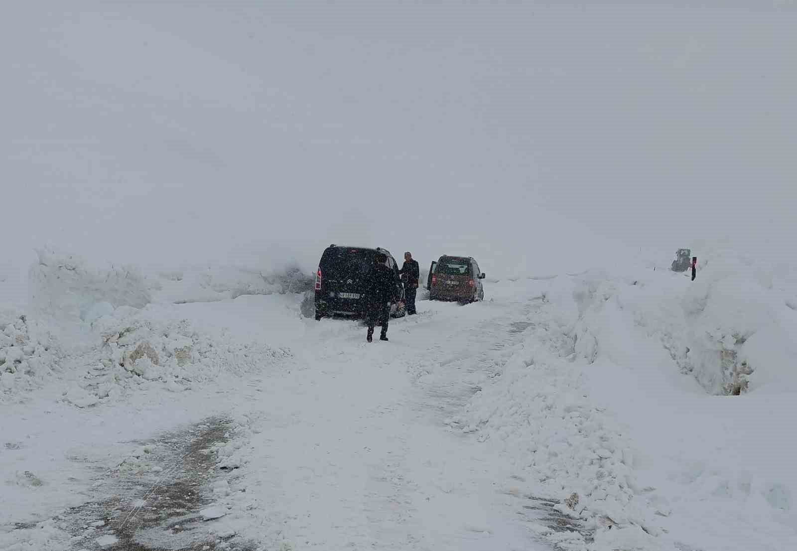 Muş’ta 18 araç içerisinde 53 kişi mahsur kaldı