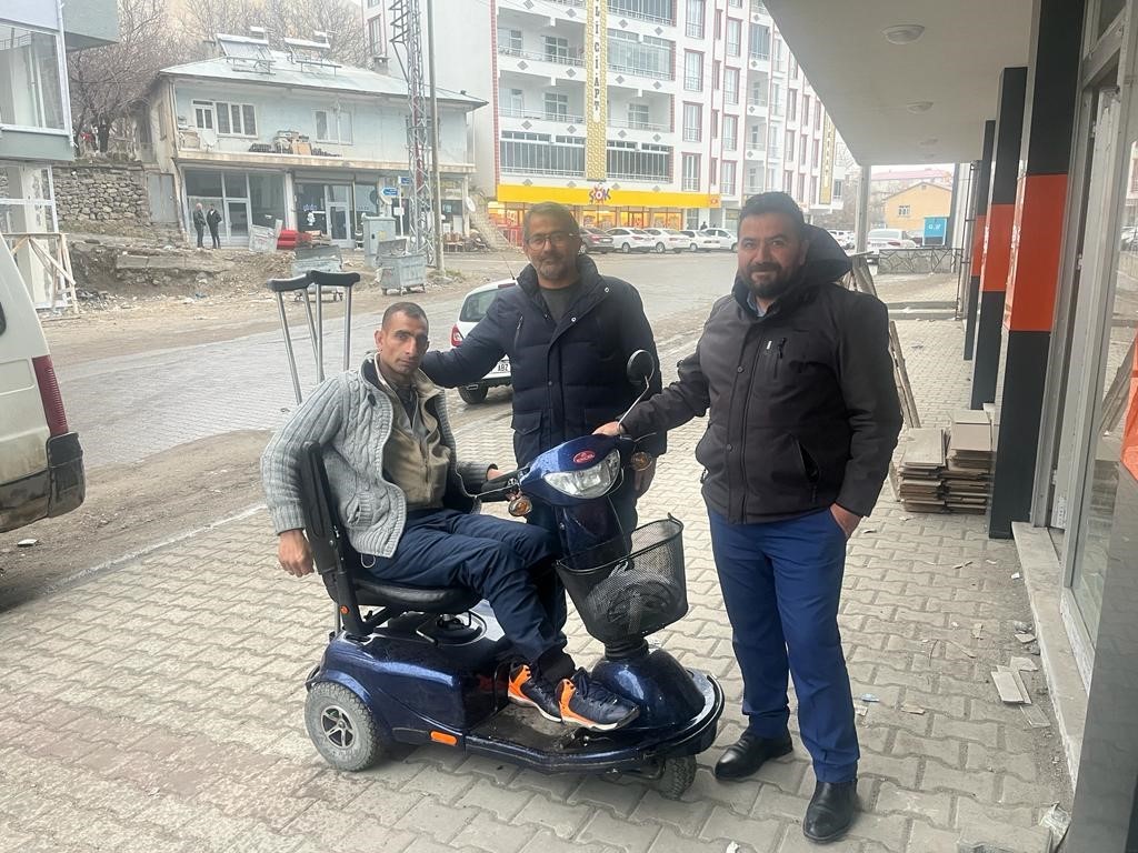 15 yıl değnekle gezen vatandaş ak&uuml;l&uuml; arabasına kavuştu

