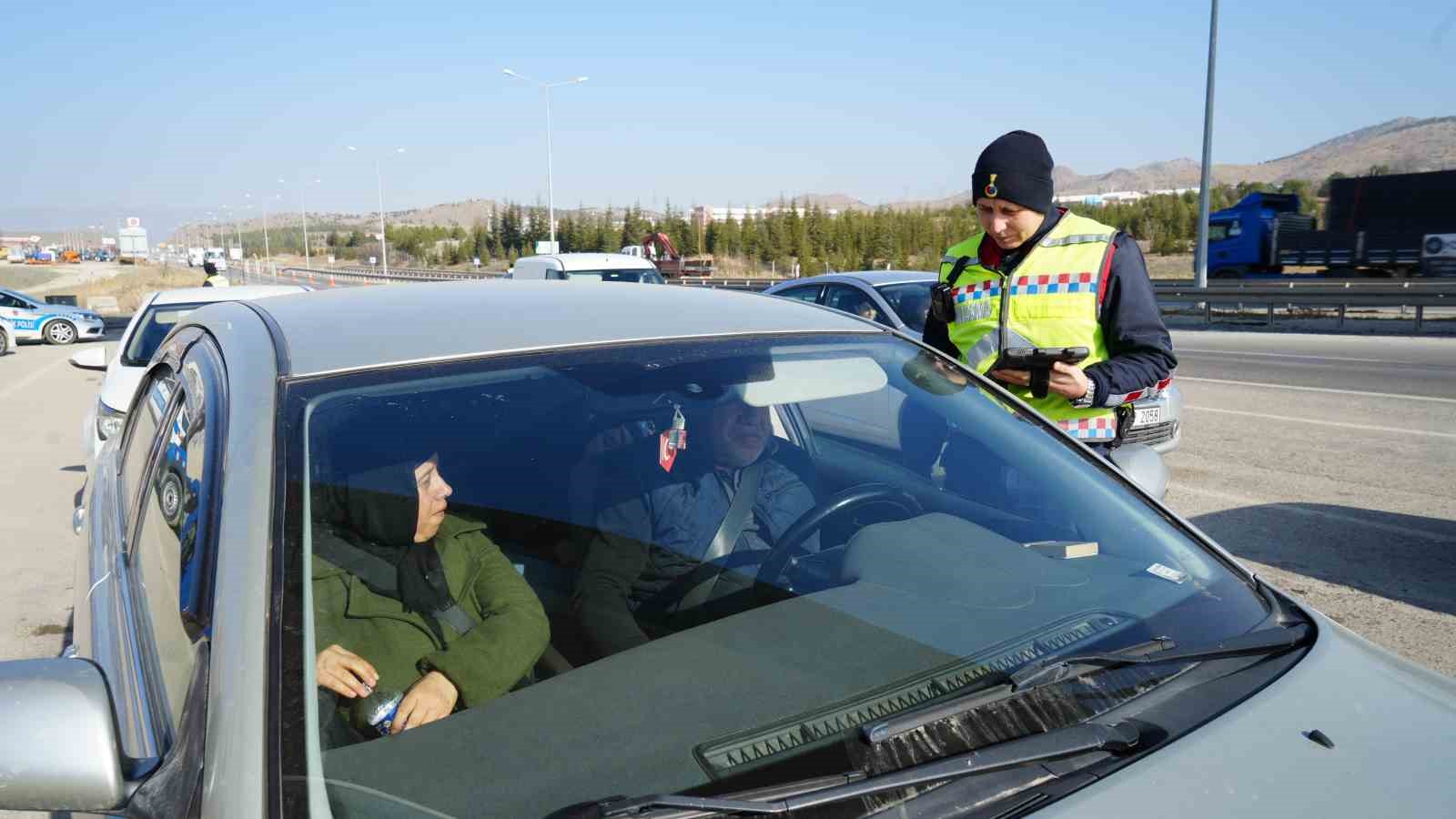 43 ilin ge&ccedil;iş noktasında sıkı denetim: Narkotik k&ouml;peği ile ara&ccedil;lar didik didik arandı
