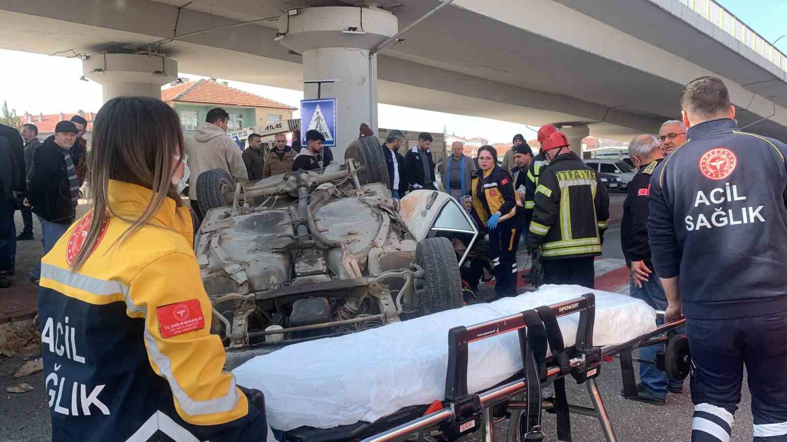 Karaman’da çarpışan otomobillerden biri takla attı: 3 yaralı