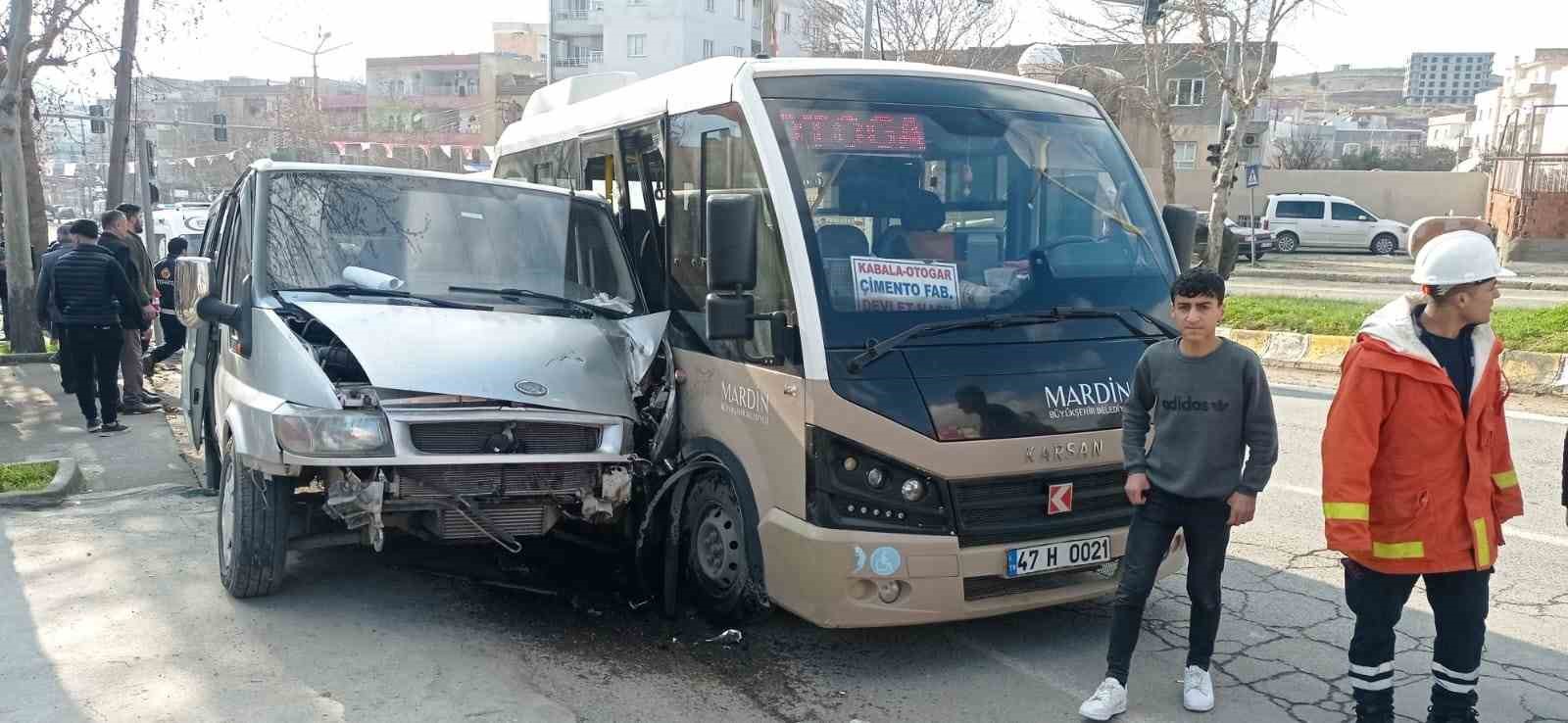 Mardin’de 2 minibüs çarpıştı: 6 yaralı