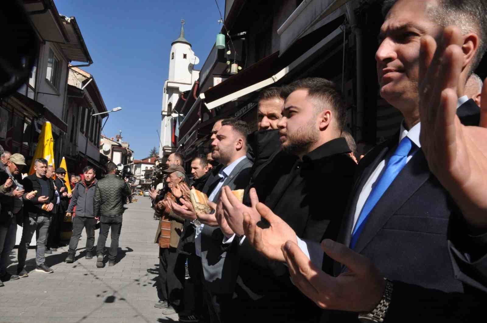 O ilçede her cuma dua vaktinde hayat duruyor