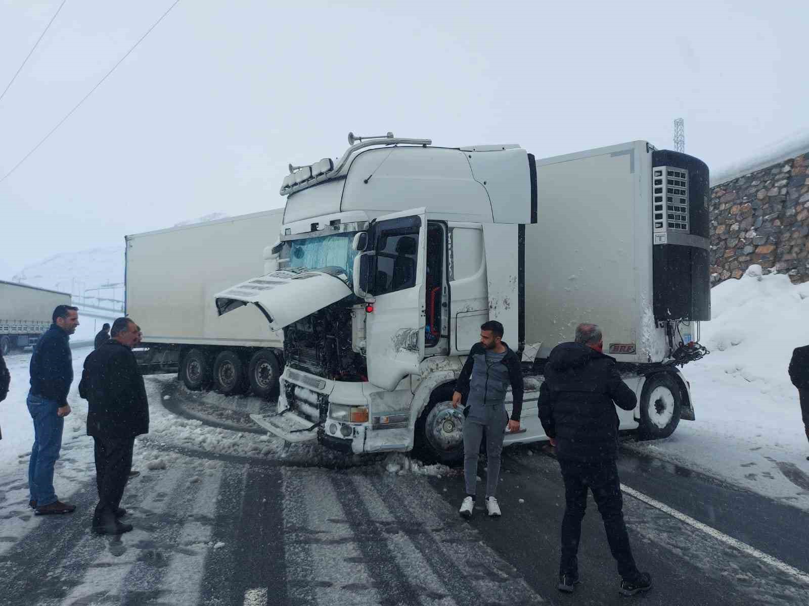 Kontrolden &ccedil;ıkan tır ref&uuml;je &ccedil;arptı: 2 yaralı
