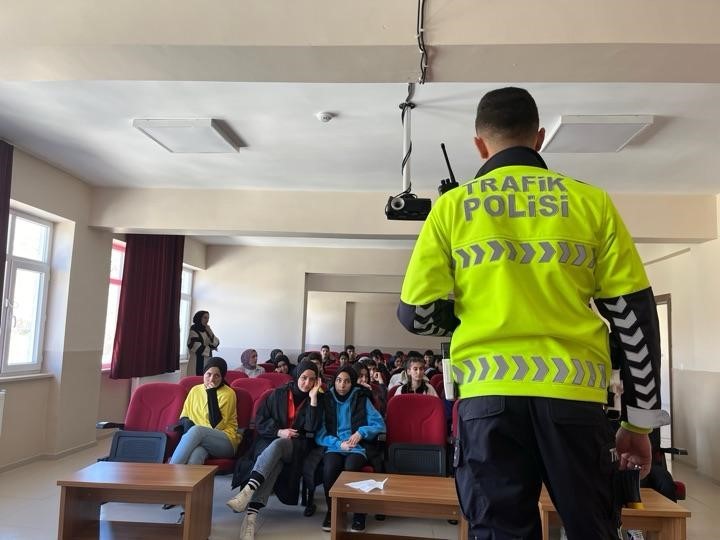 Çemişgezek’te öğrencilere polislik mesleği anlatıldı
