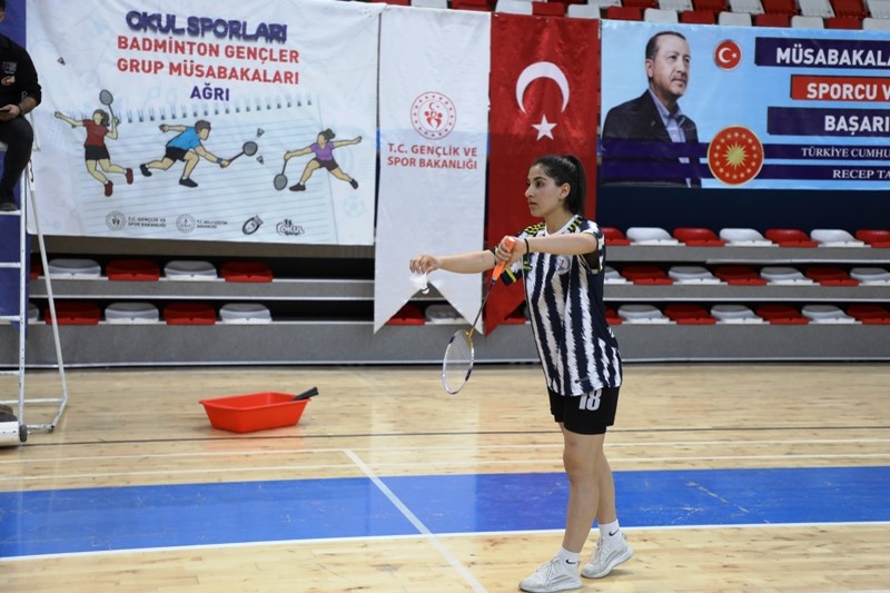 Ağrı’da Gençler Badminton Grup müsabakaları başladı
