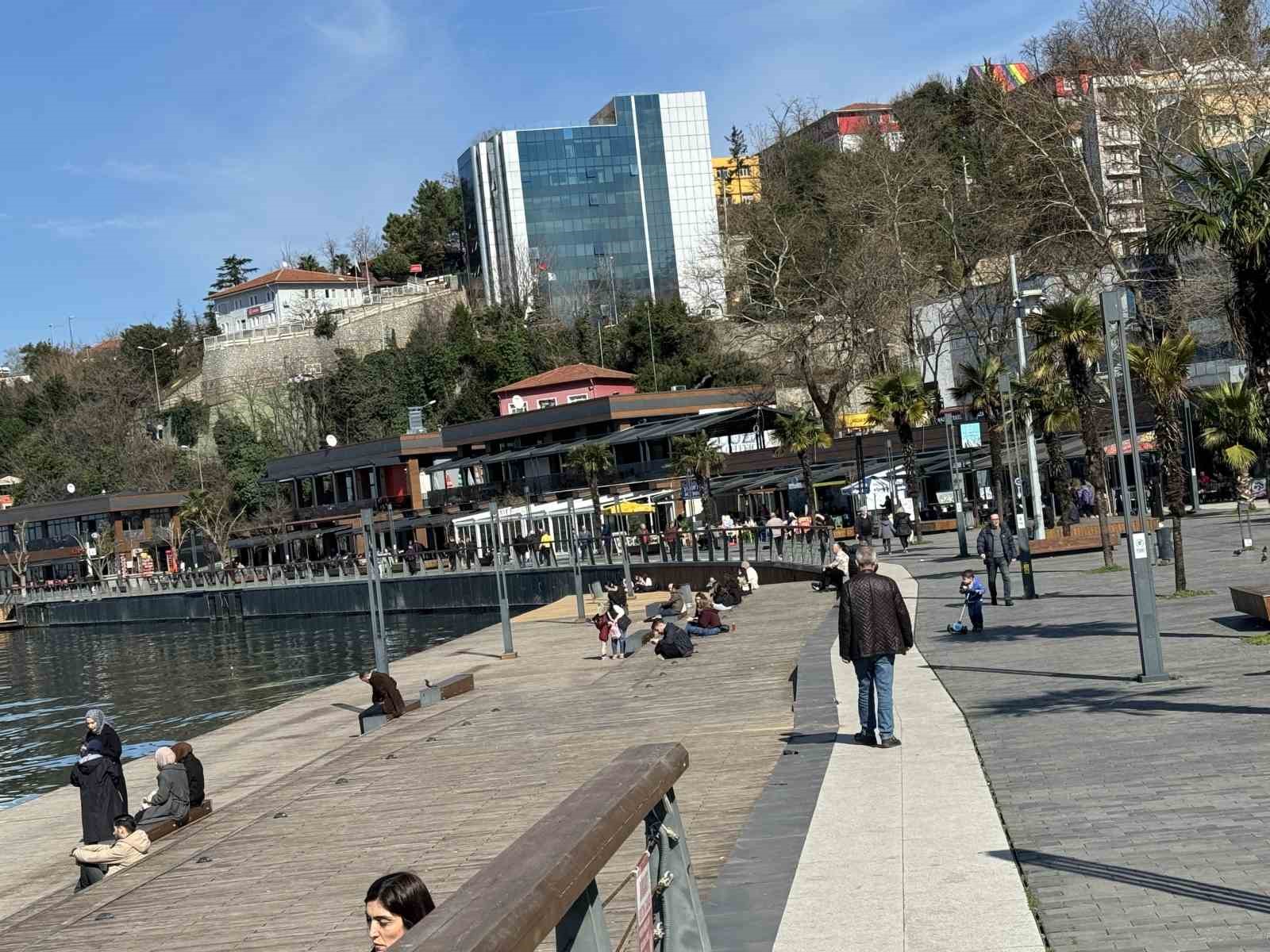 Sıcak havayı g&ouml;ren sahile akın etti
