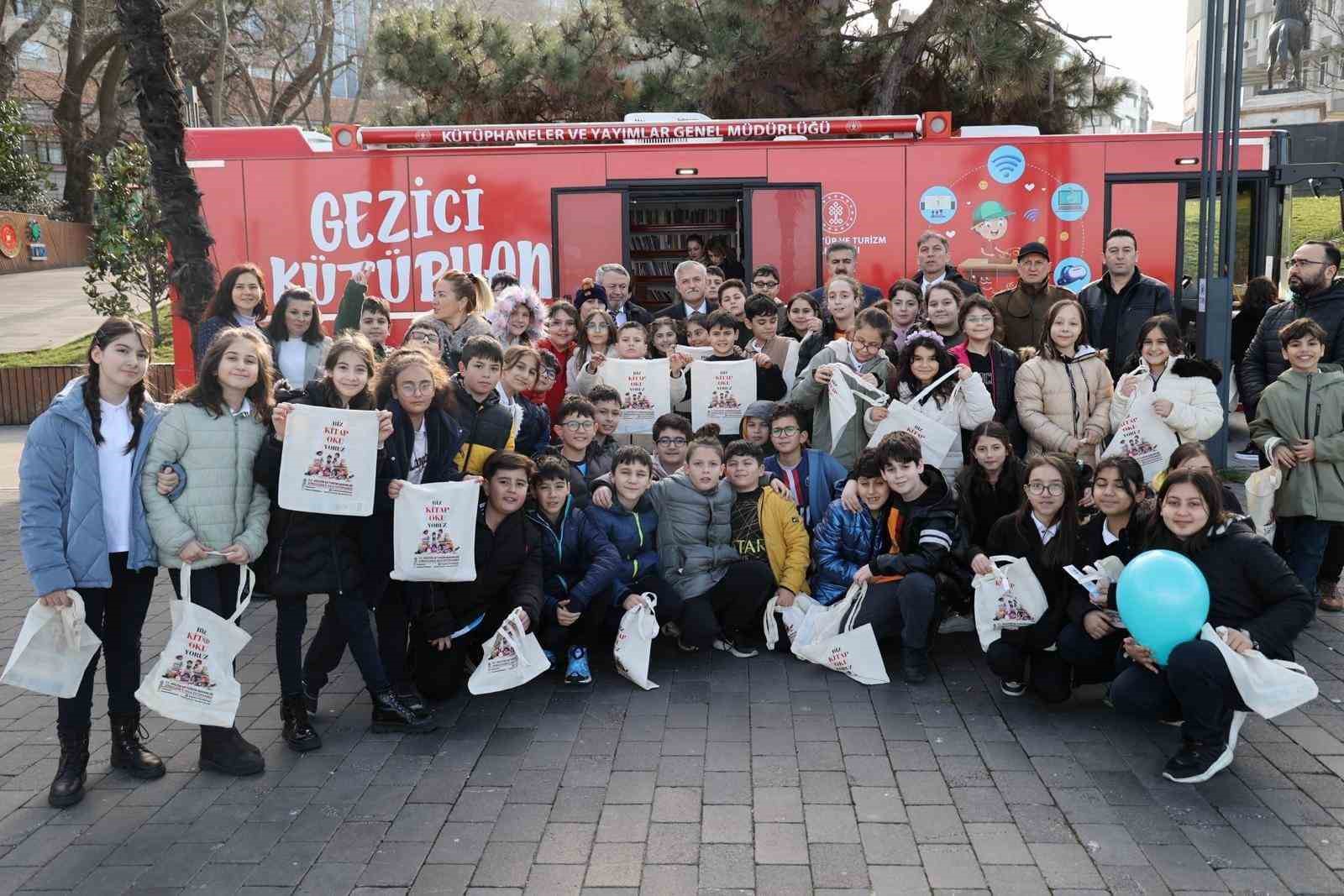 Gezici k&uuml;t&uuml;phane kente t&ouml;renle a&ccedil;ıldı
