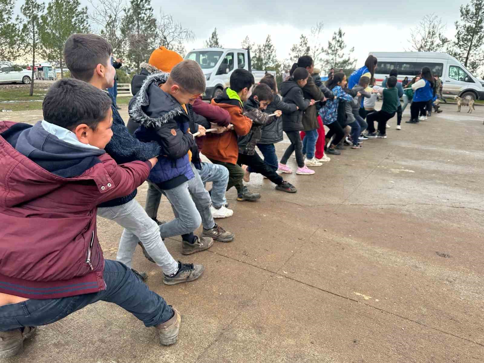 Siverek’te köy öğrencilerine hamburger ikram edildi, öğrenciler doyasıya eğlendi