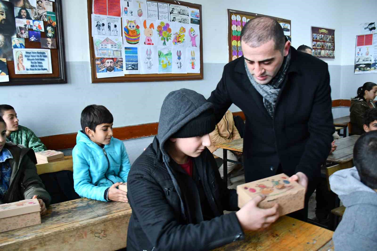 Siverek&rsquo;te k&ouml;y &ouml;ğrencilerine hamburger ikram edildi, &ouml;ğrenciler doyasıya eğlendi
