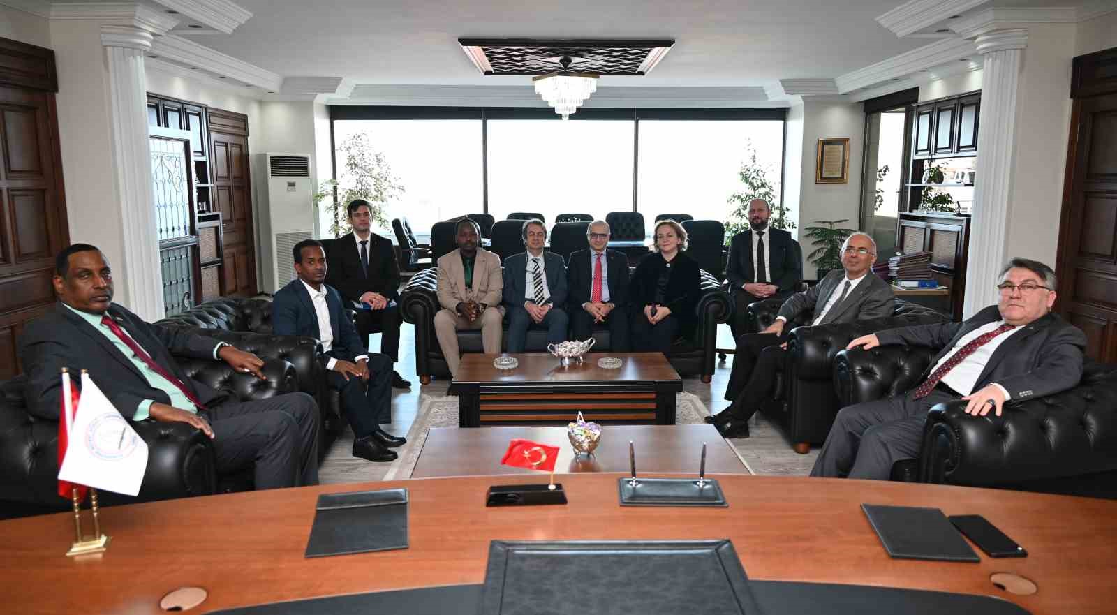 Mogadişu Üniversitesi Rektörü Prof. Dr. Mursal’dan Rektör Özölçer’e ziyaret