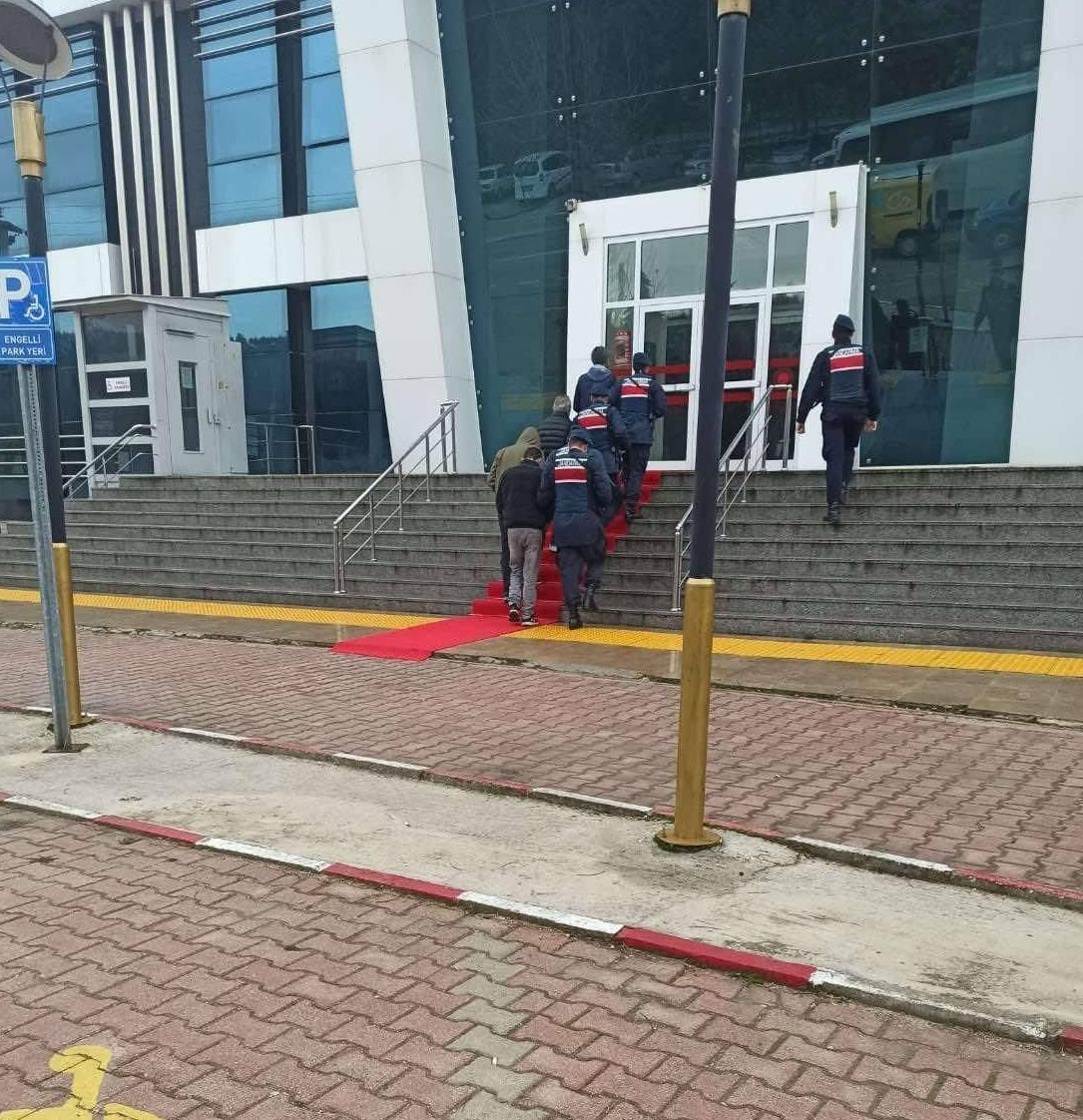 Burdur&rsquo;da uyuşturucu operasyonunda 5 tutuklama
