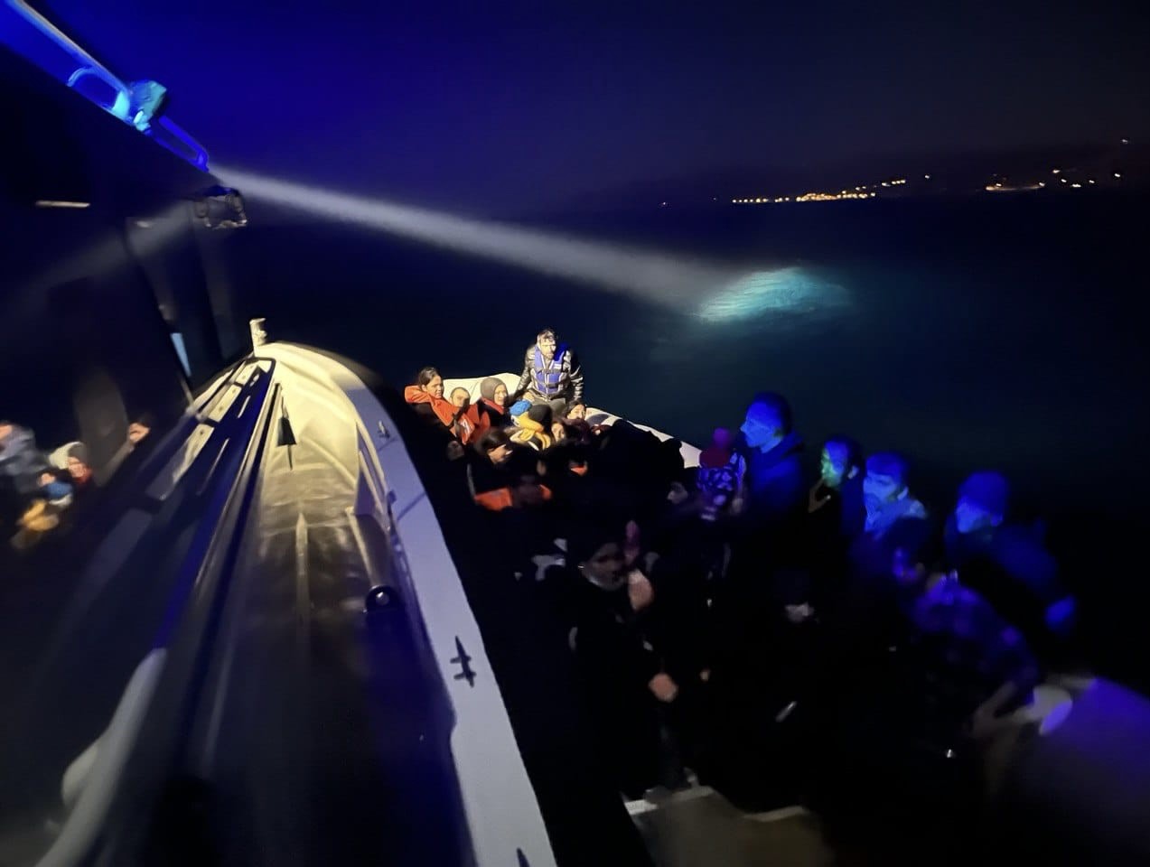 Ayvacık a&ccedil;ıklarında 71&rsquo;i &ccedil;ocuk 167 ka&ccedil;ak g&ouml;&ccedil;men yakalandı
