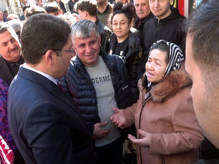 Adalet Bakanı Tunç’tan kıraathanedeki vatandaşlarla esprili sohbet

