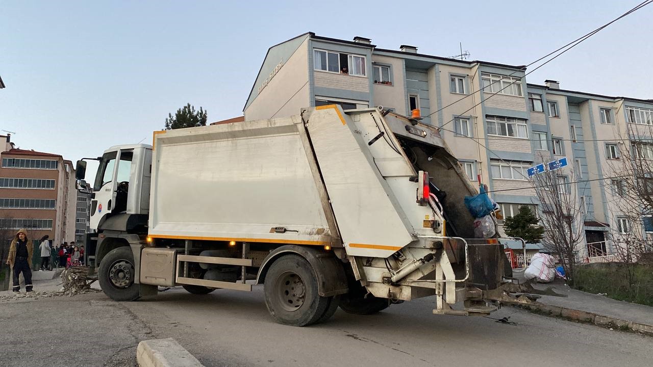 Çöp kamyonu elektrik direğine çarptı, işçiler kopan tellerden son anda kurtuldu
