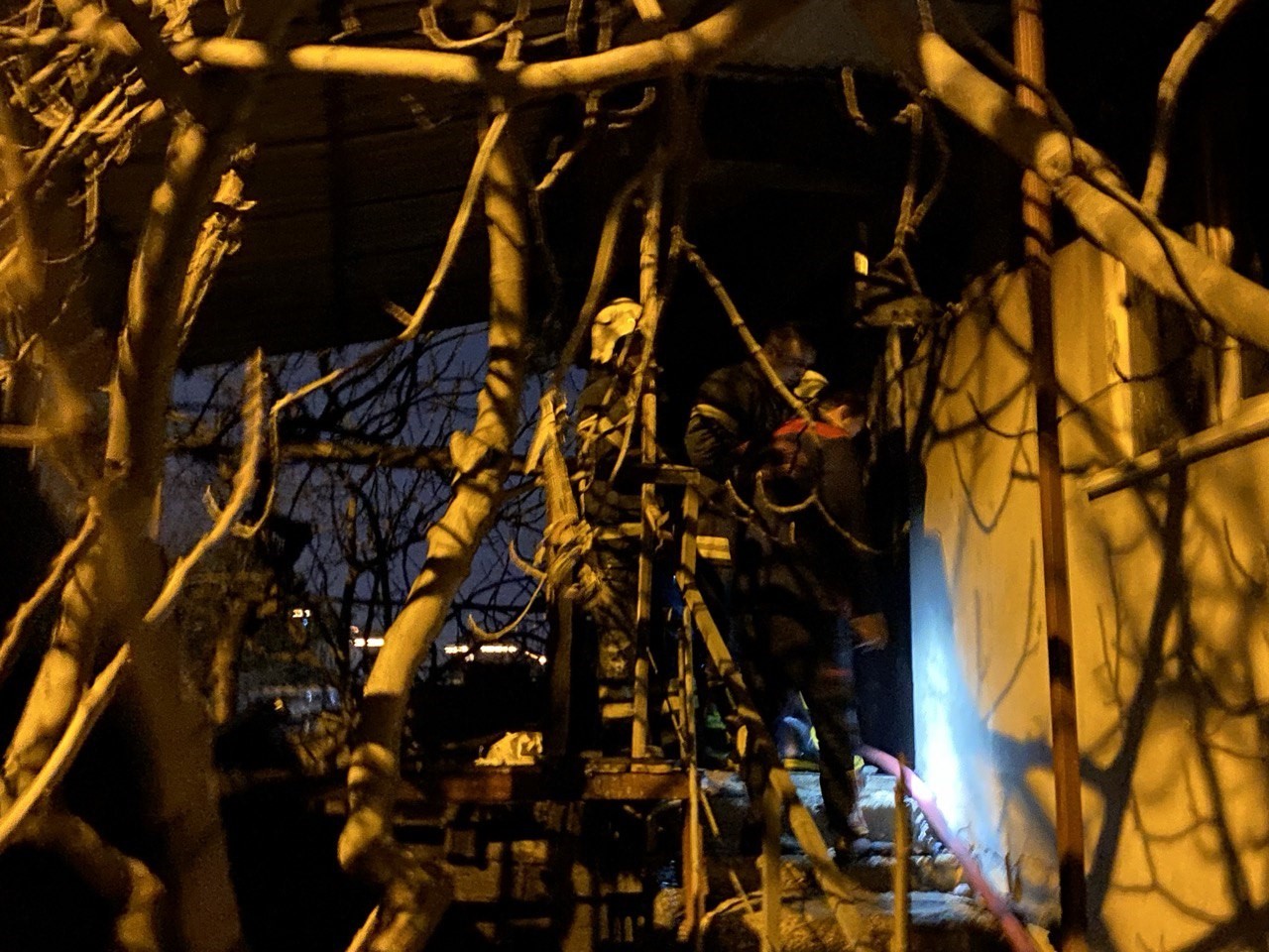 M&uuml;stakil evde t&uuml;p patladı, ardından yangın &ccedil;ıktı
